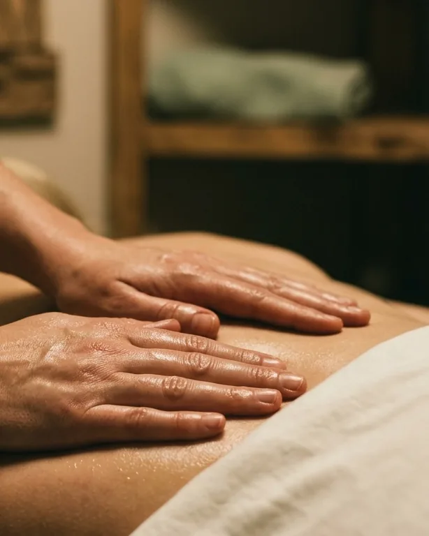 Las manos de una terapeuta durante un masaje